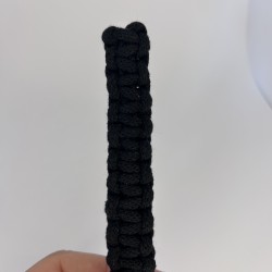 Háčkovaný prívesok na kľúče "Paracord"